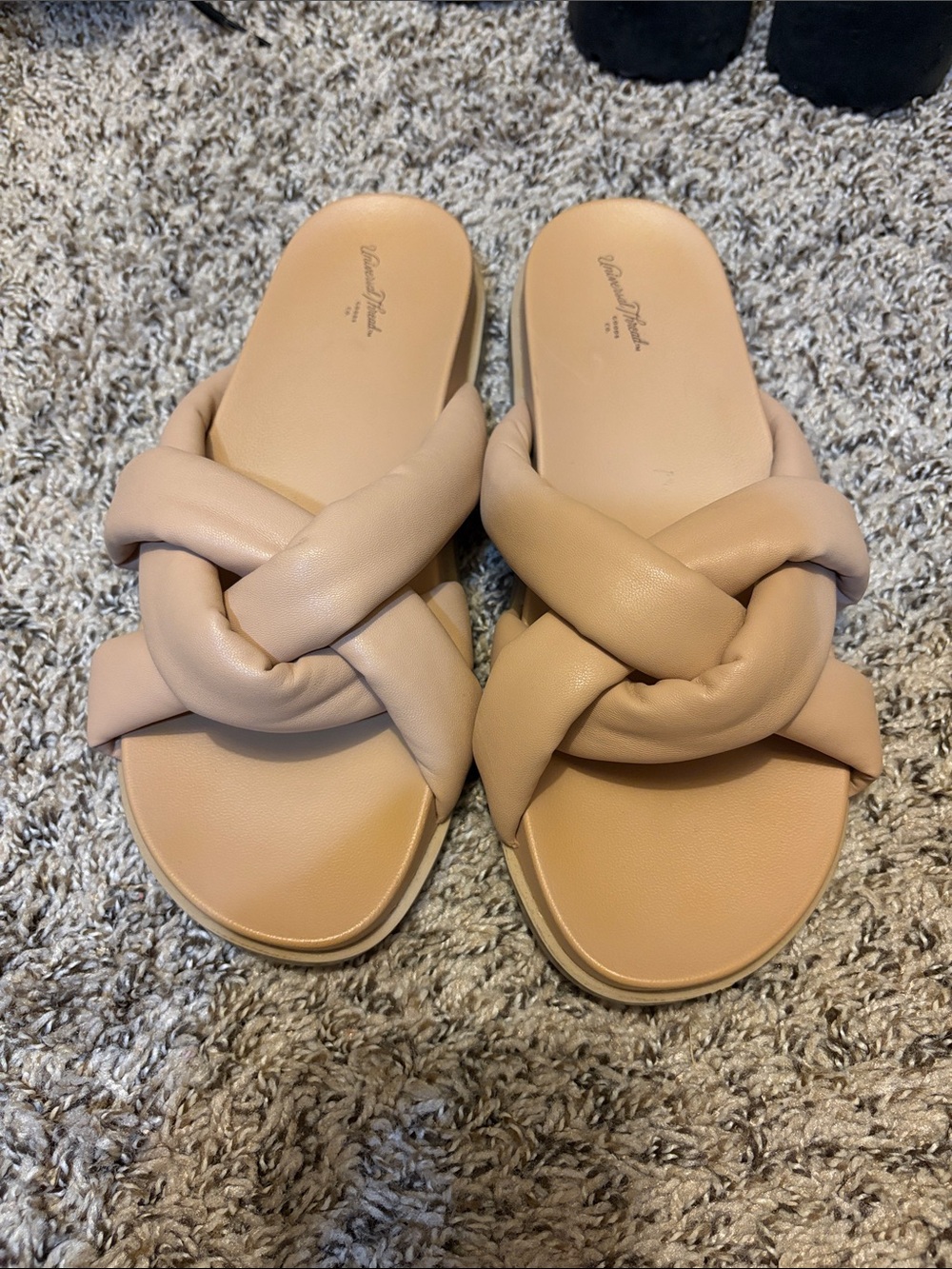 Universal thread puffy sandals